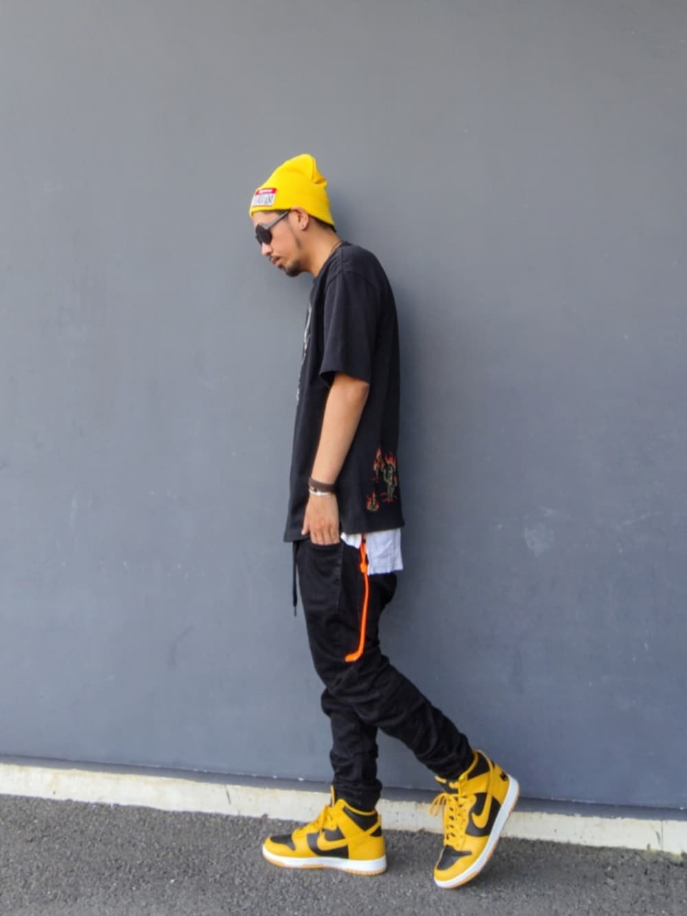 ブラック系のTシャツ/カットソー、ホワイト系のタンクトップ、ブラック系のデニムパンツを着用したメンズの夏コーディネートの2枚目の写真