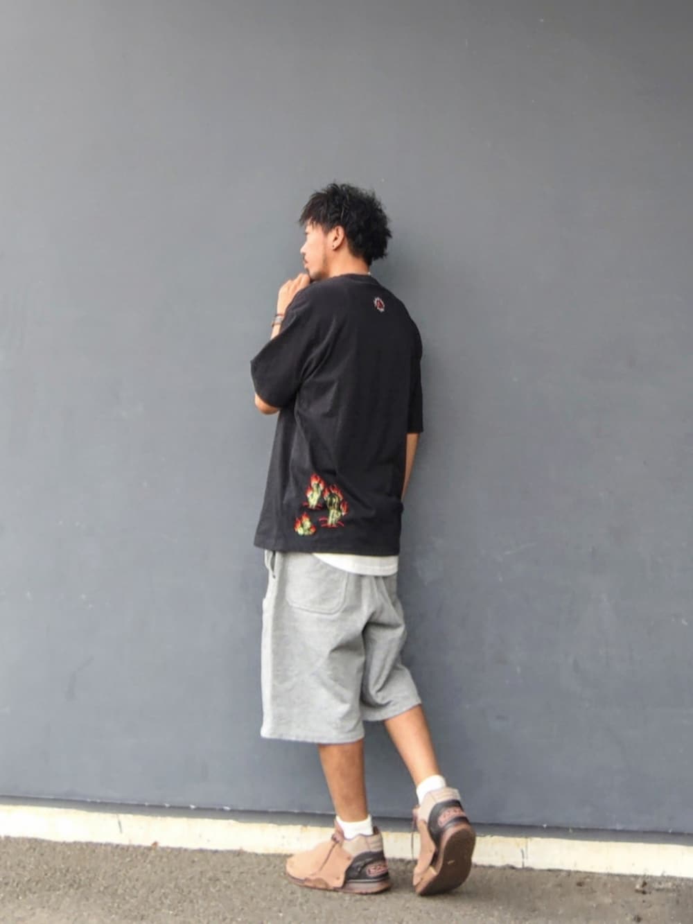 ブラック系のTシャツ/カットソー、ホワイト系のタンクトップ、グレー系のその他パンツを着用したメンズの夏コーディネートの2枚目の写真
