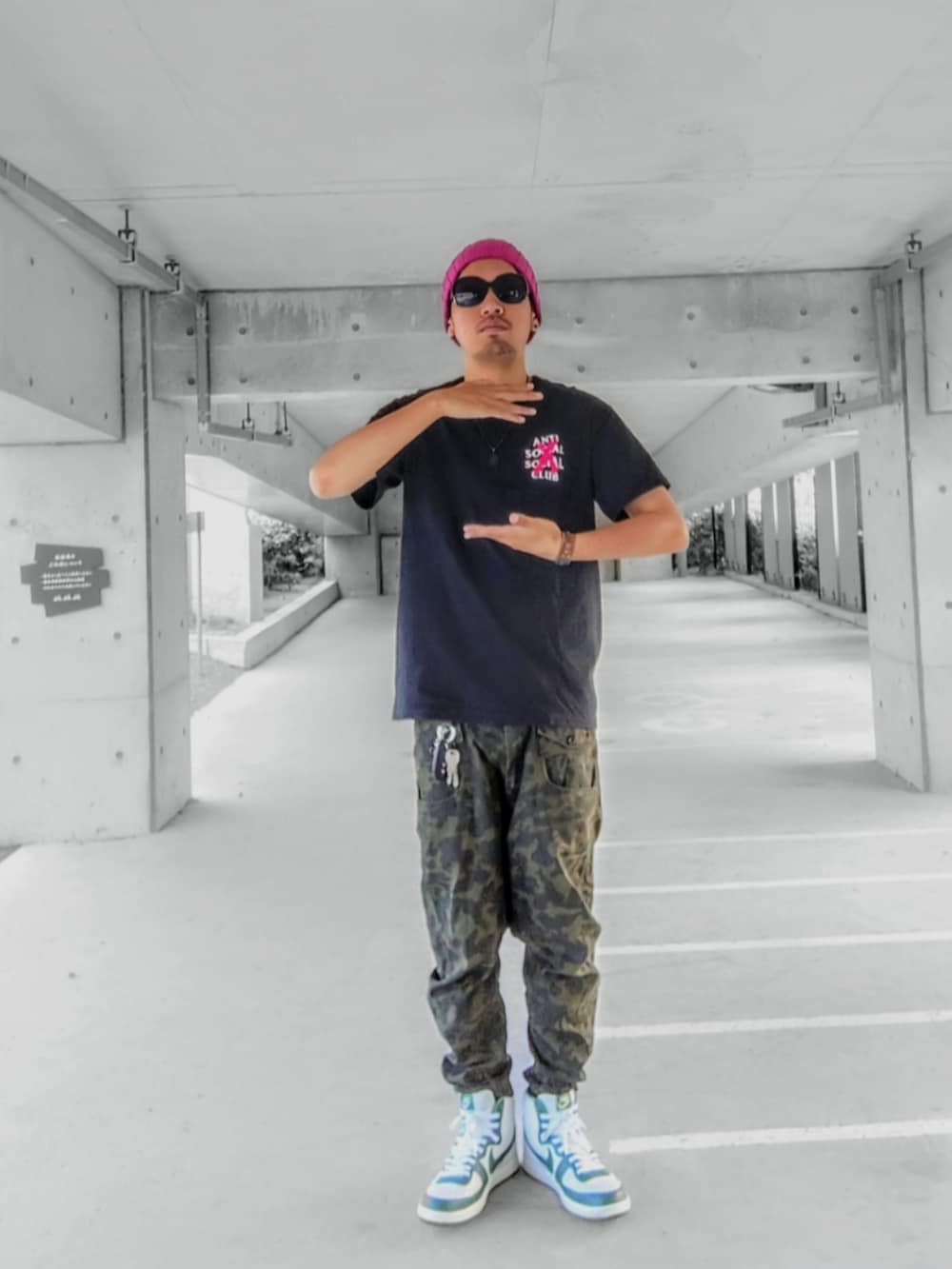 ブラック系のTシャツ/カットソー、その他のパンツ、ホワイト系のスニーカーを着用したメンズの秋コーディネートの2枚目の写真