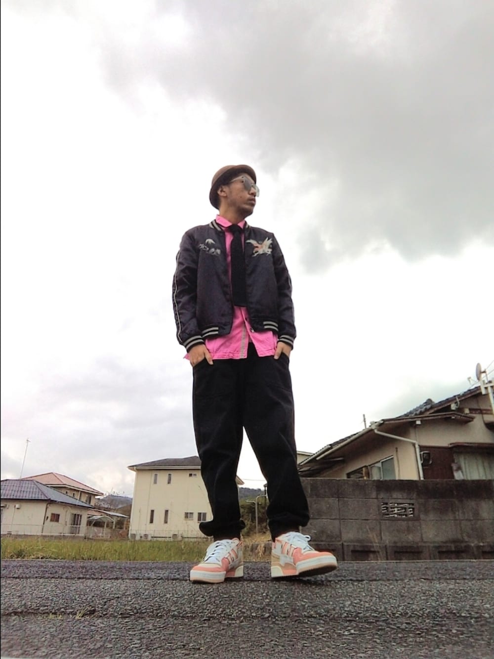 「サマンサモスモス、フェルトハット、ネクタイ、スカジャン、ピンク、ポールスミス、ディッキーズ(Dickies)、adidas、フォーラムイグジビット、黒×ピンク、考える人、ファッションを楽しもう、ペテン師」｜「Samansa Mos2のアイテム（ハット、グレー系）」を使った、hasshi(ハッシー)さん（メンズ・172cm）の秋コーディネートの2枚目の写真