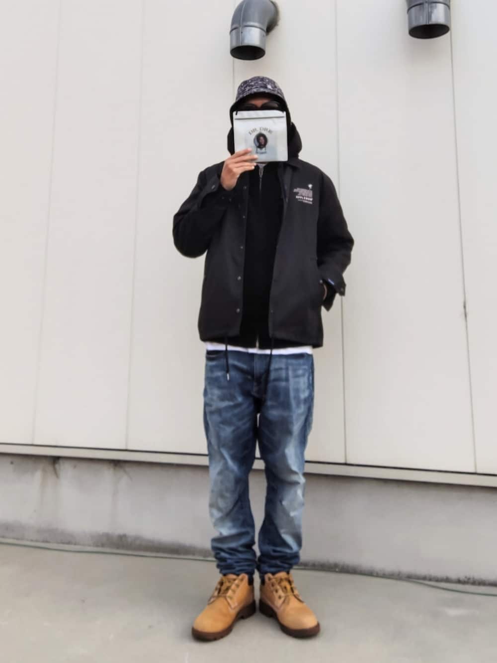 ブラック系のその他アウター、ブラック系のブルゾン、ホワイト系のTシャツ/カットソーを着用したメンズの冬コーディネートの2枚目の写真