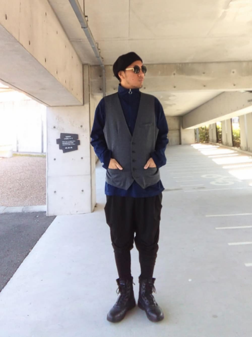 ブルー系のカバーオール、ブルー系のTシャツ/カットソー、グレー系のベストを着用したメンズの春コーディネートの4枚目の写真