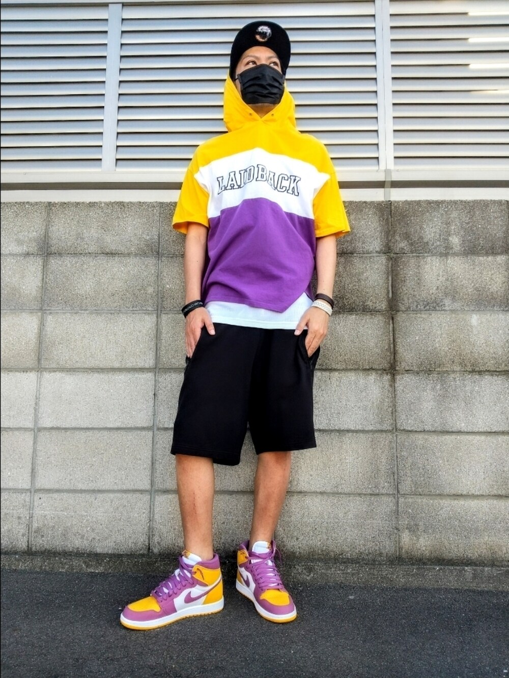 その他のTシャツ/カットソー、ブラック系のその他パンツ、イエロー系のスニーカーを着用したメンズの夏コーディネートの2枚目の写真