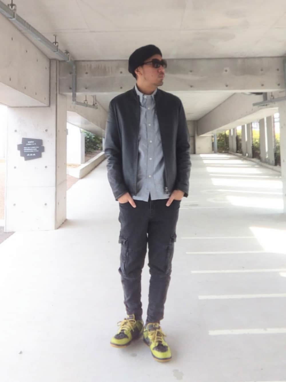 ブラック系のライダースジャケット、グレー系のシャツ/ブラウス、ブラック系のデニムパンツを着用したメンズの春コーディネートの2枚目の写真