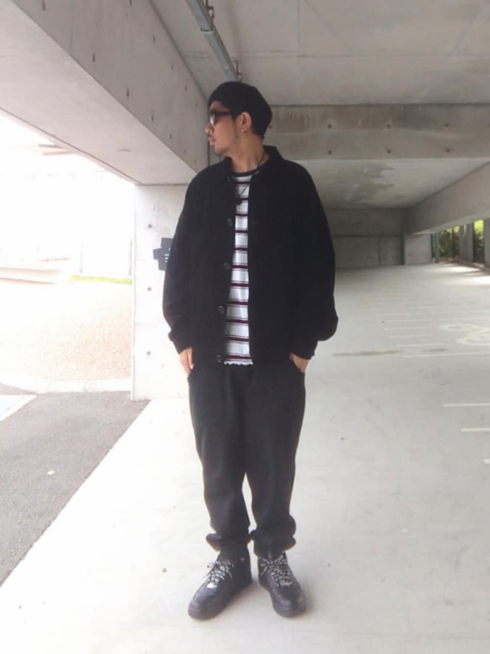 ブラック系のジャケット/アウター、ホワイト系のTシャツ/カットソー、ブラック系のスウェットパンツを着用したメンズの春コーディネートの2枚目の写真