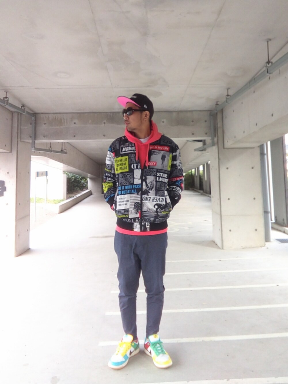 その他のブルゾン、ピンク系のパーカー、ブルー系のその他パンツを着用したメンズの冬コーディネートの2枚目の写真