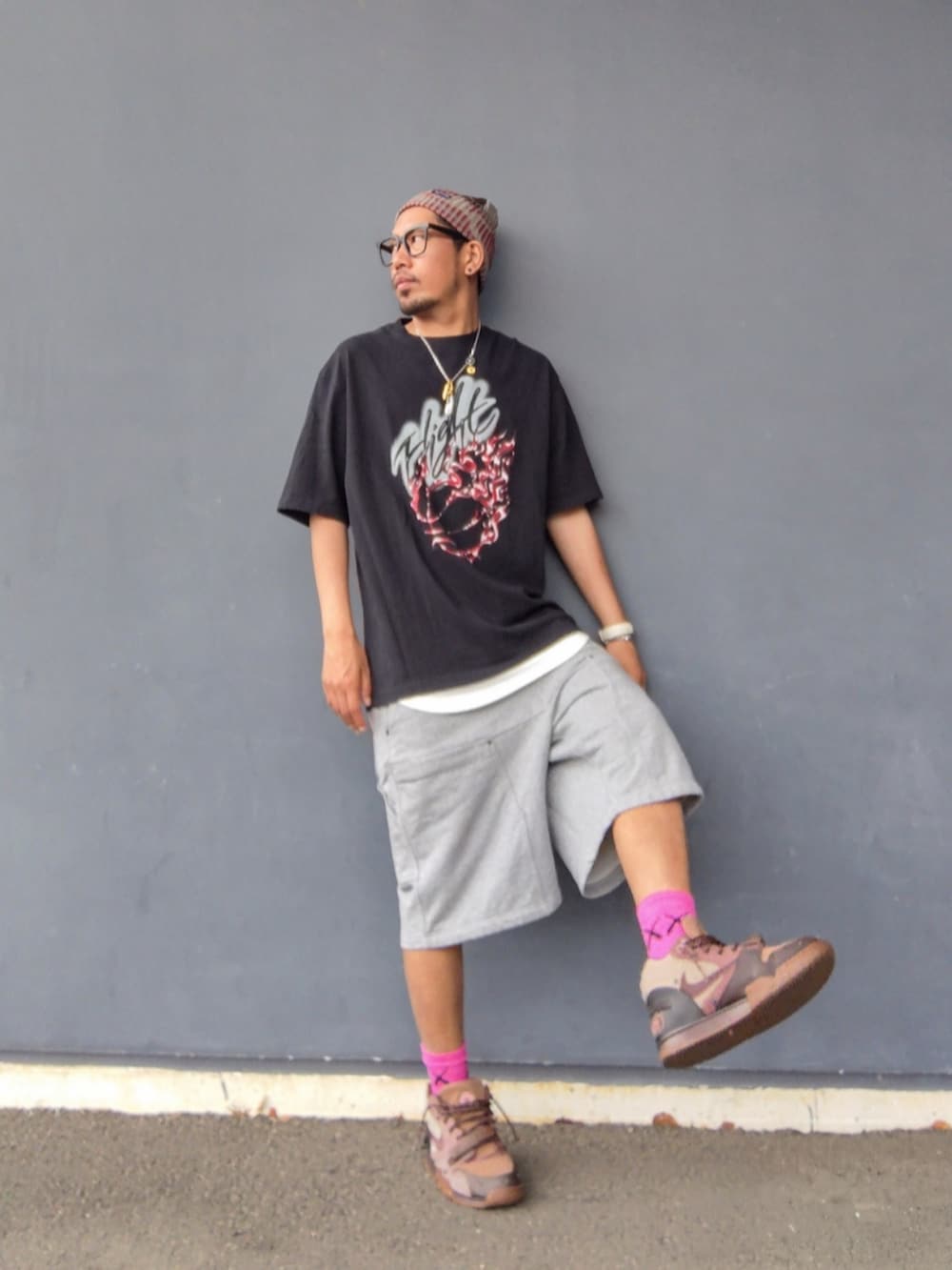 ブラック系のTシャツ/カットソー、グレー系のその他パンツ、ブラウン系のスニーカーを着用したメンズの夏コーディネートの2枚目の写真