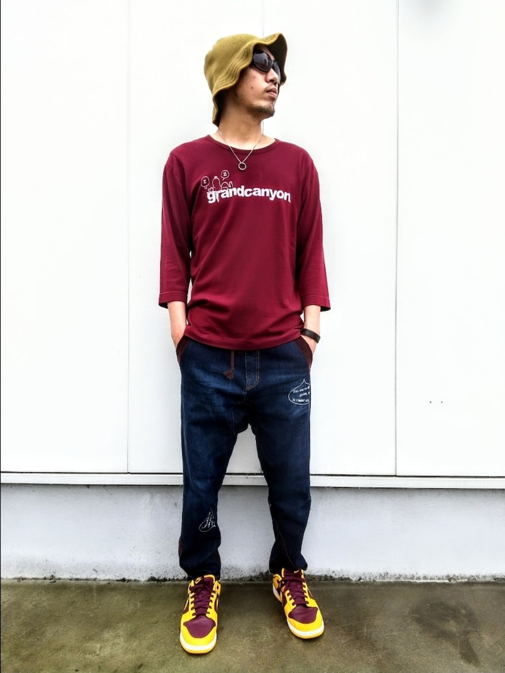 ブラウン系のTシャツ/カットソー、ブルー系のデニムパンツ、イエロー系のスニーカーを着用したメンズの夏コーディネートの2枚目の写真