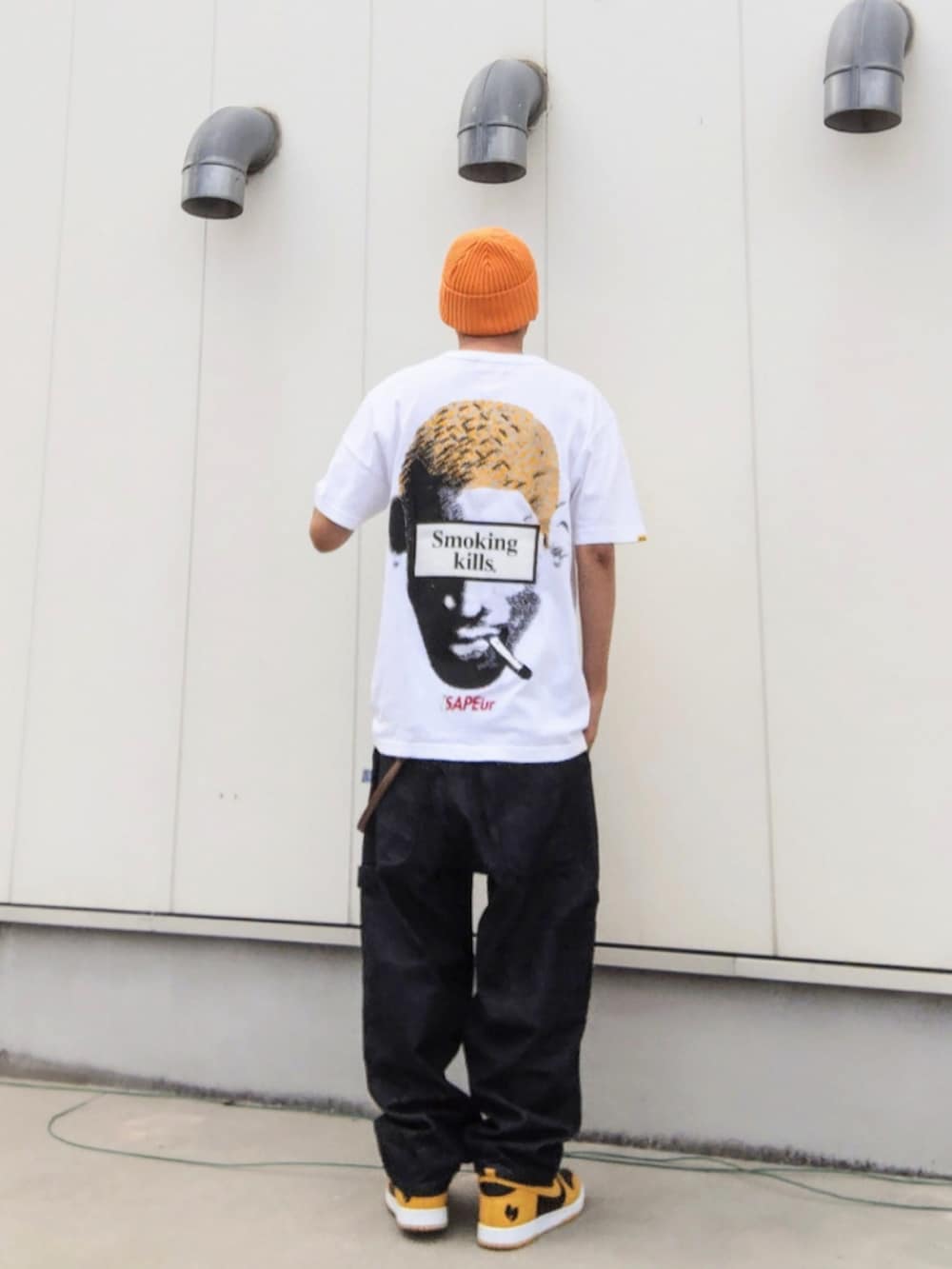 ホワイト系のTシャツ/カットソー、ブルー系のデニムパンツ、イエロー系のスニーカーを着用したメンズの夏コーディネートの2枚目の写真