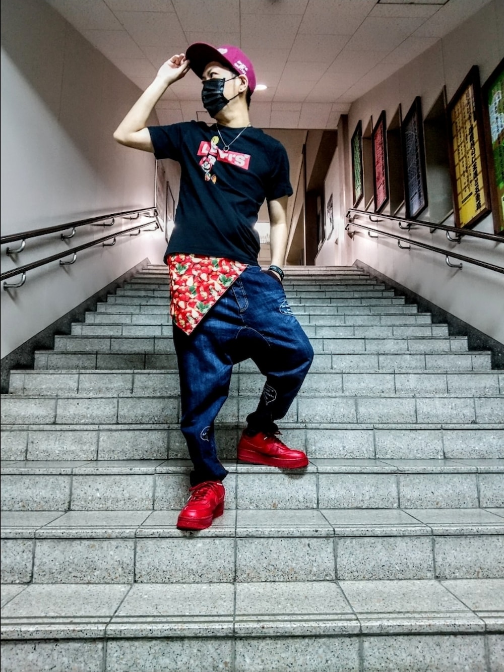 「THRASHER、マリオ、リーバイス、まえかけ、フラボア、サルエルデニム、赤スニーカー、エアフォースワン、NIKE、ツキノヨルオロチノチニクルフイオリ、苺、デニムフェス2023、赤×黒」|「THRASHERのMAG LOGO SNAP BACK CAP/スラッシャー ロゴ キャップ 帽子(キャップ、レッド系)」を使った、hasshi(ハッシー)さん(メンズ・172cm)の秋コーディネートの2枚目の写真