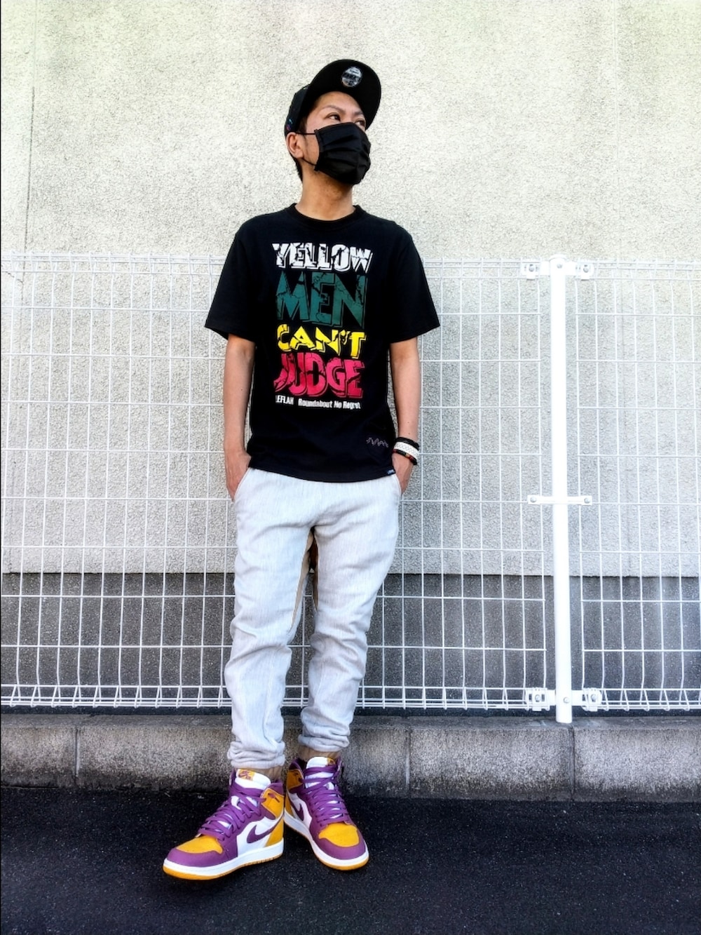 ブラック系のTシャツ/カットソー、グレー系のスウェットパンツ、イエロー系のスニーカーを着用したメンズの夏コーディネートの2枚目の写真