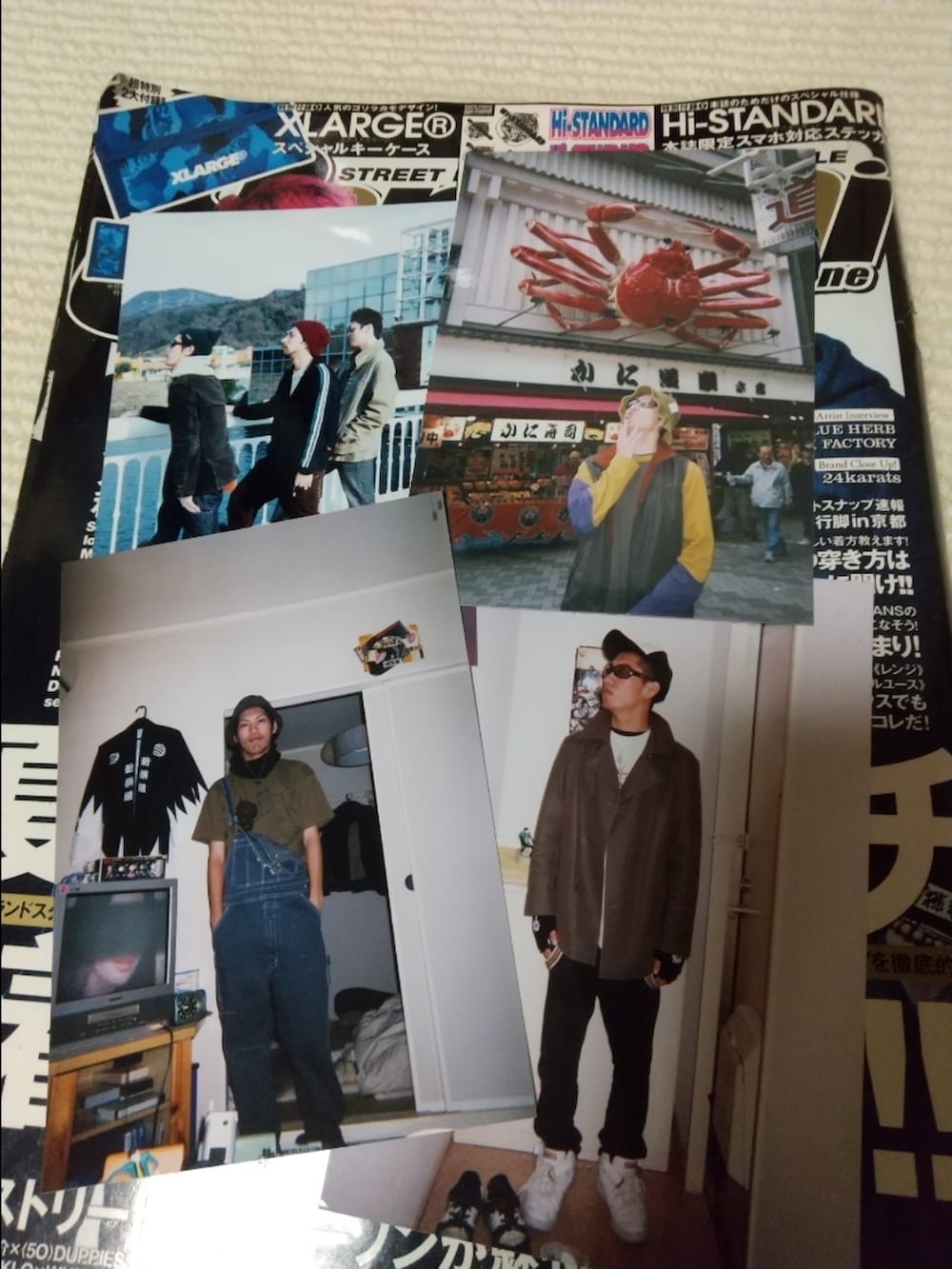 ブラウン系のTシャツ/カットソー、ブルー系のデニムパンツ、イエロー系のスニーカーを着用したメンズの夏コーディネートの3枚目の写真