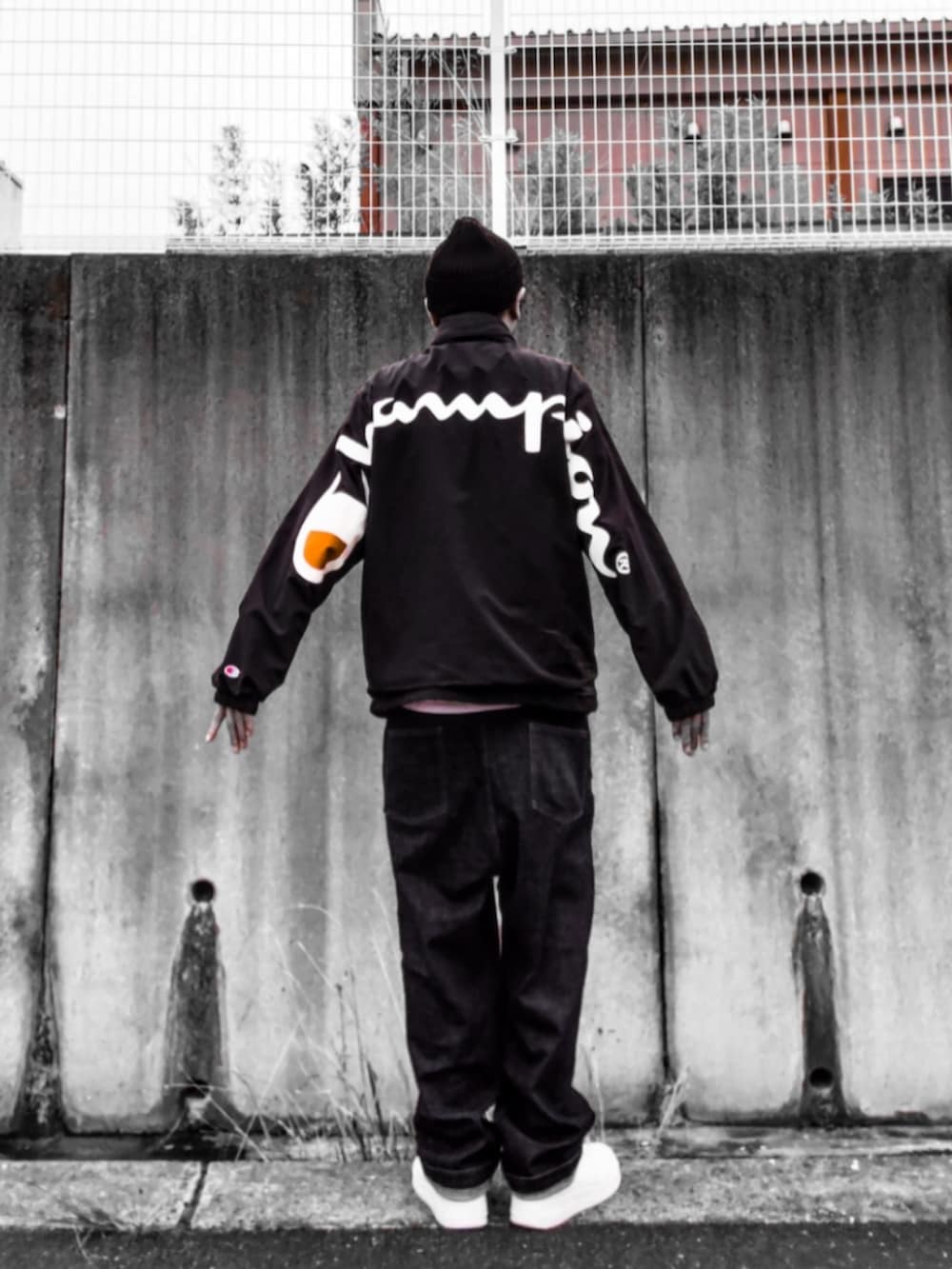 ブラック系のその他アウター、ブルー系のデニムパンツ、ホワイト系のスニーカーを着用したメンズの春コーディネートの2枚目の写真