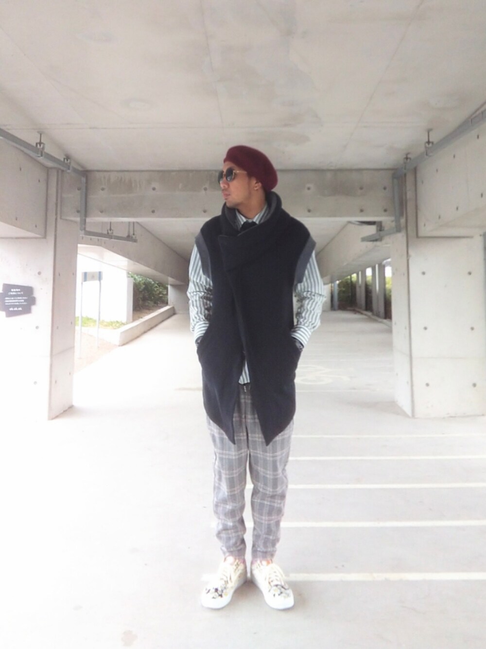 ブラック系のベスト、グリーン系のシャツ/ブラウス、ベージュ系のその他パンツを着用したメンズの冬コーディネートの3枚目の写真