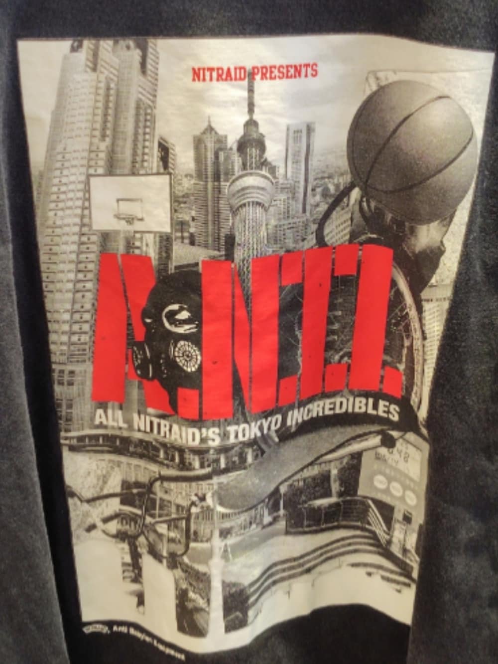 ブラック系のTシャツ/カットソー、ブラウン系のその他パンツ、イエロー系のブーツを着用したメンズの夏コーディネートの3枚目の写真