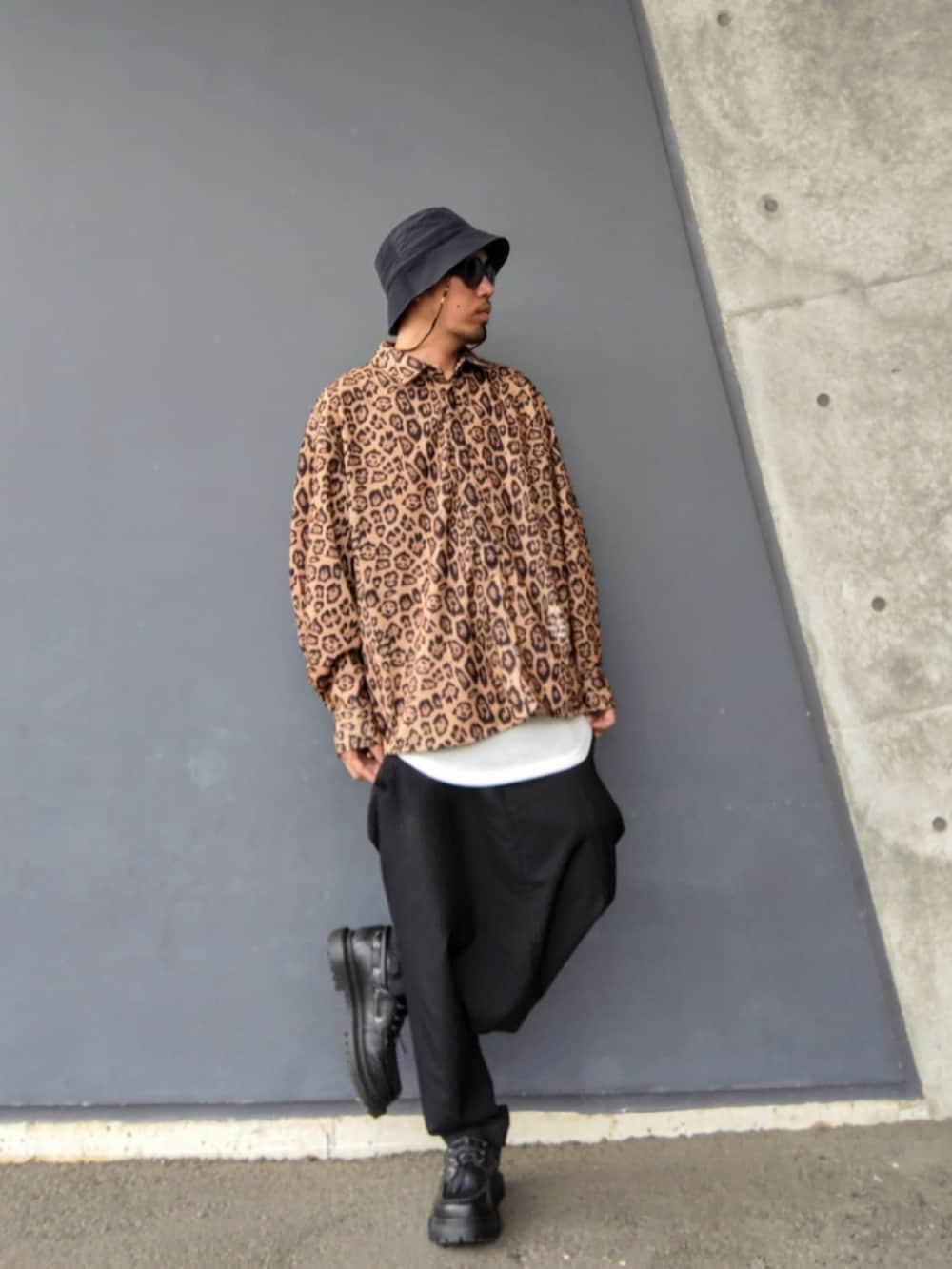 その他のシャツ/ブラウス、ブラック系のその他パンツ、ブラック系のモカシン/デッキシューズを着用したメンズの春コーディネートの2枚目の写真