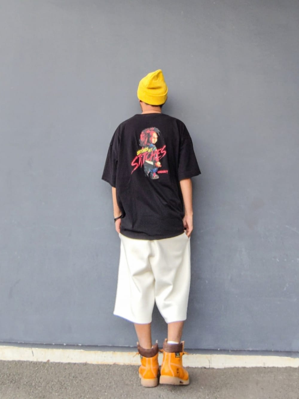 ブラック系のTシャツ/カットソー、ホワイト系のその他パンツ、イエロー系のブーツを着用したメンズの夏コーディネートの2枚目の写真