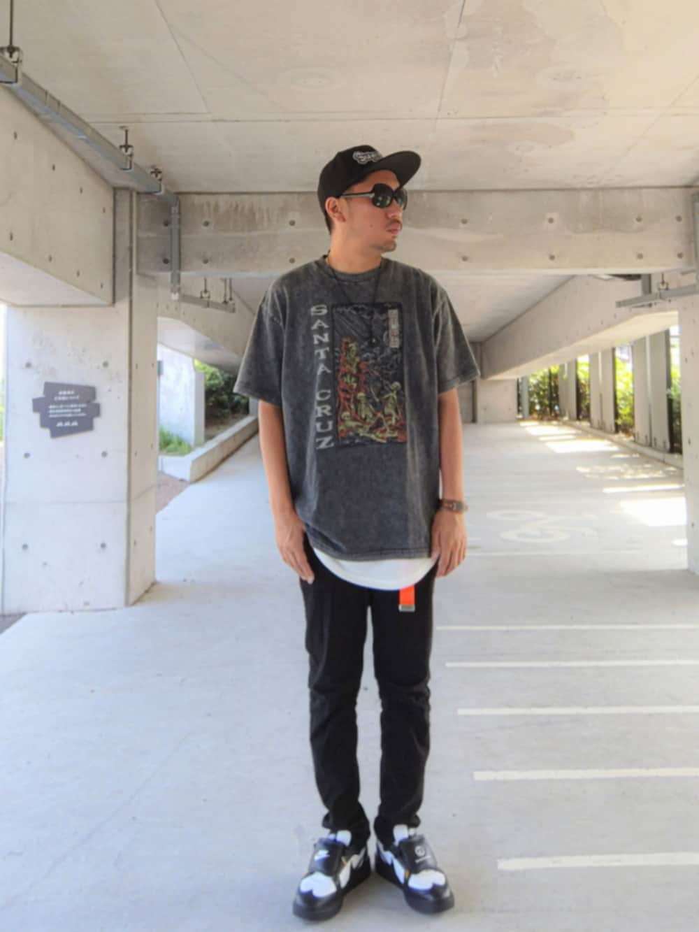 ブラック系のTシャツ/カットソー、ホワイト系のタンクトップ、ブラック系のチノパンツを着用したメンズの秋コーディネートの2枚目の写真