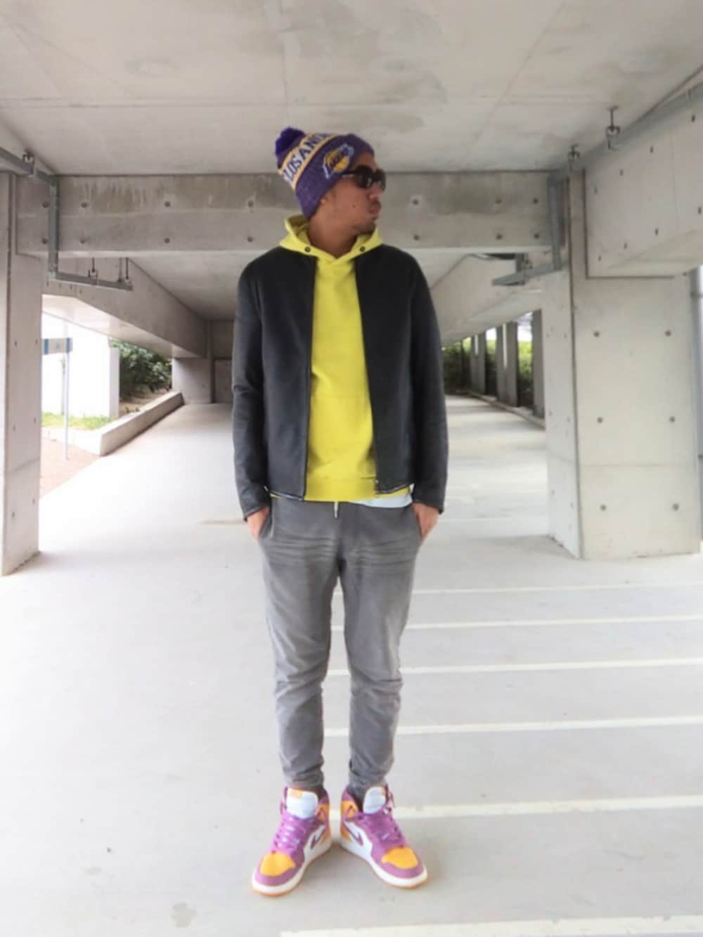「ストリート、レイカーズ、NEW ERA、STUDIOUS、ライダース、ラムレザー、RUBIK、ジョガーパンツ、NIKE、Jordan、ZARA、レイヤードスタイル、レザー、ポンポン帽子、冬アウター」｜「NEW ERAのアイテム（ニットキャップ/ビーニー、パープル系）」を使った、hasshi(ハッシー)さん（メンズ・172cm）の冬コーディネートの3枚目の写真