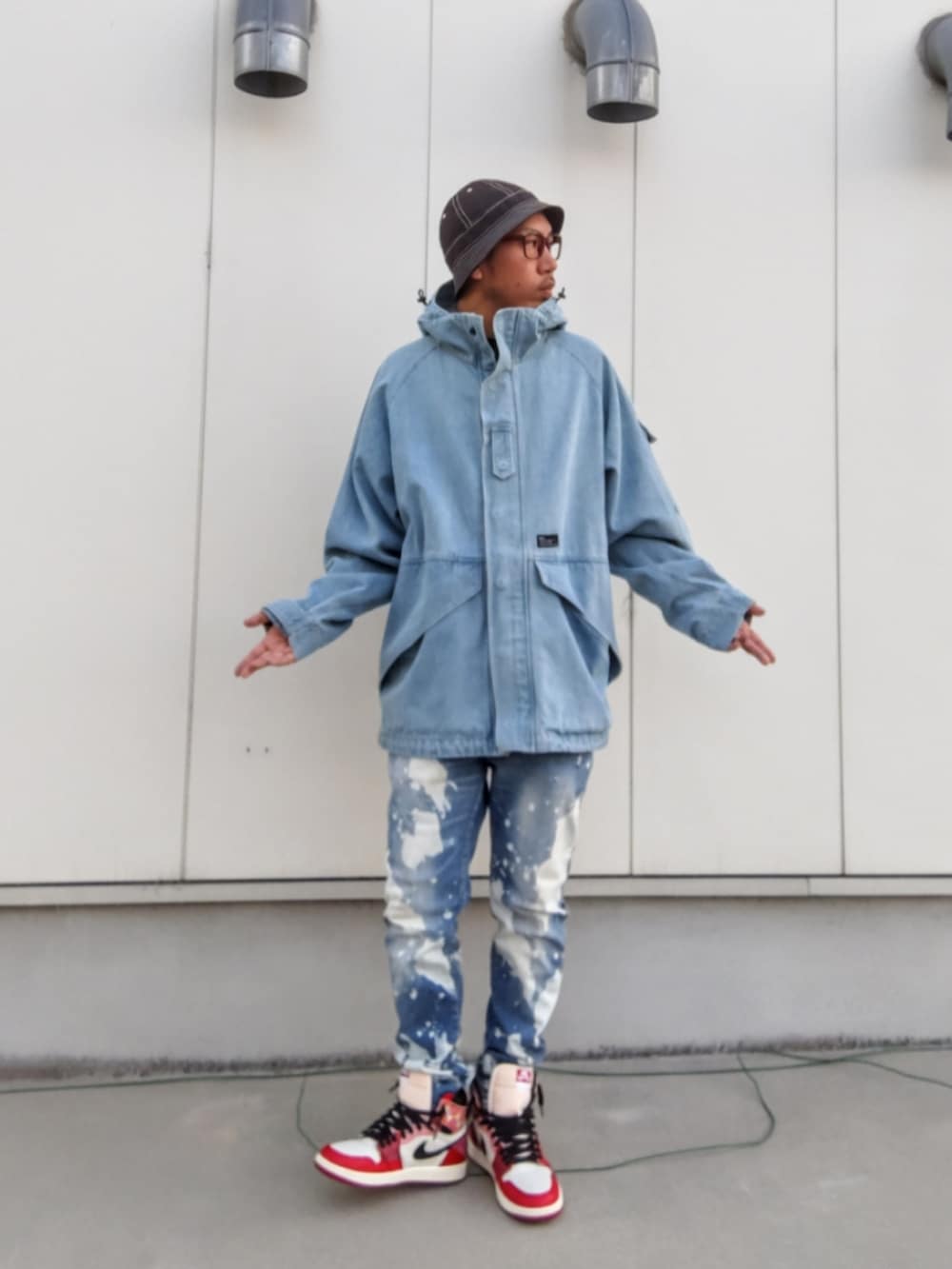 ブルー系のその他アウター、ブルー系のデニムパンツ、レッド系のスニーカーを着用したメンズの秋コーディネートの2枚目の写真