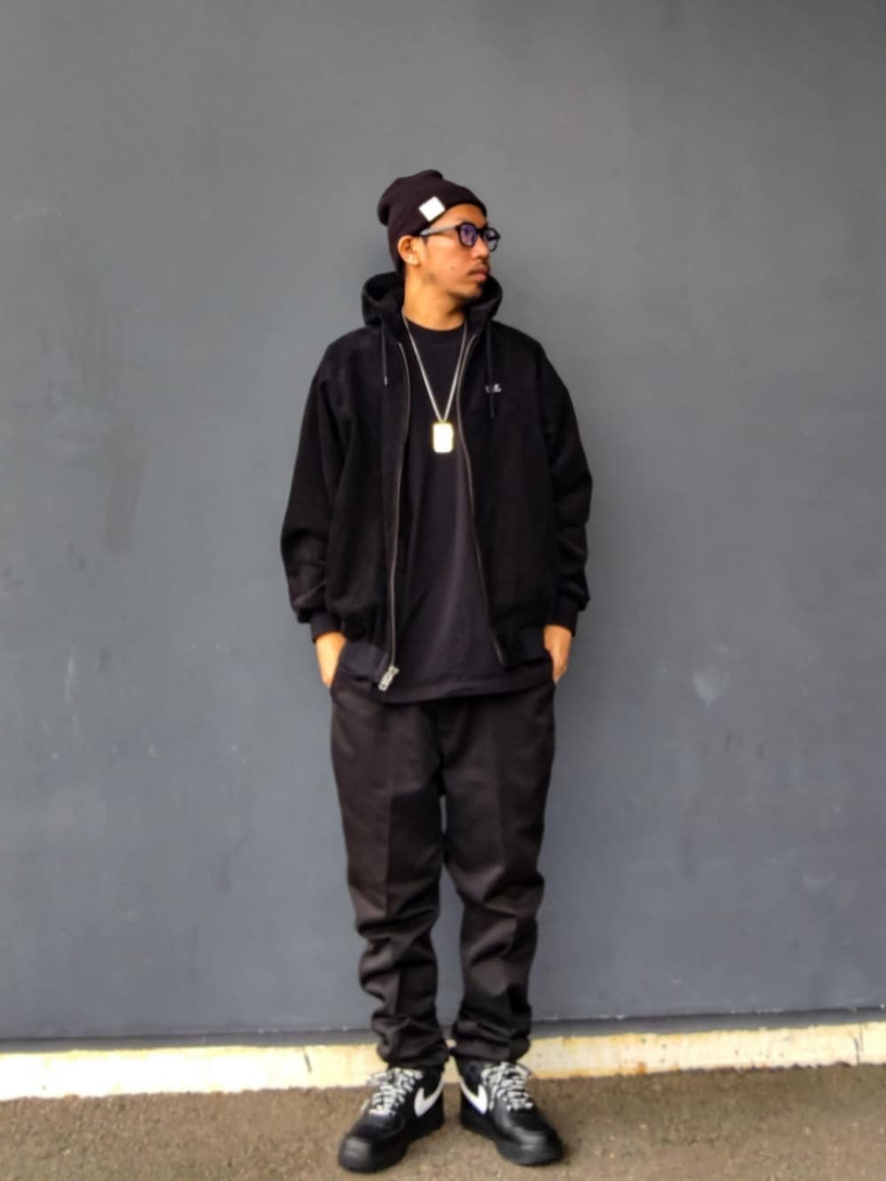 ブラック系のブルゾン、ブラック系のTシャツ/カットソー、ブラック系のその他パンツを着用したメンズの冬コーディネートの2枚目の写真