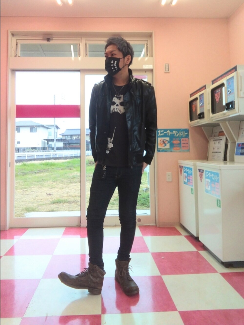 ブラック系のTシャツ/カットソー、ブラック系のライダースジャケット、ブルー系のデニムパンツを着用したメンズの春コーディネートの3枚目の写真