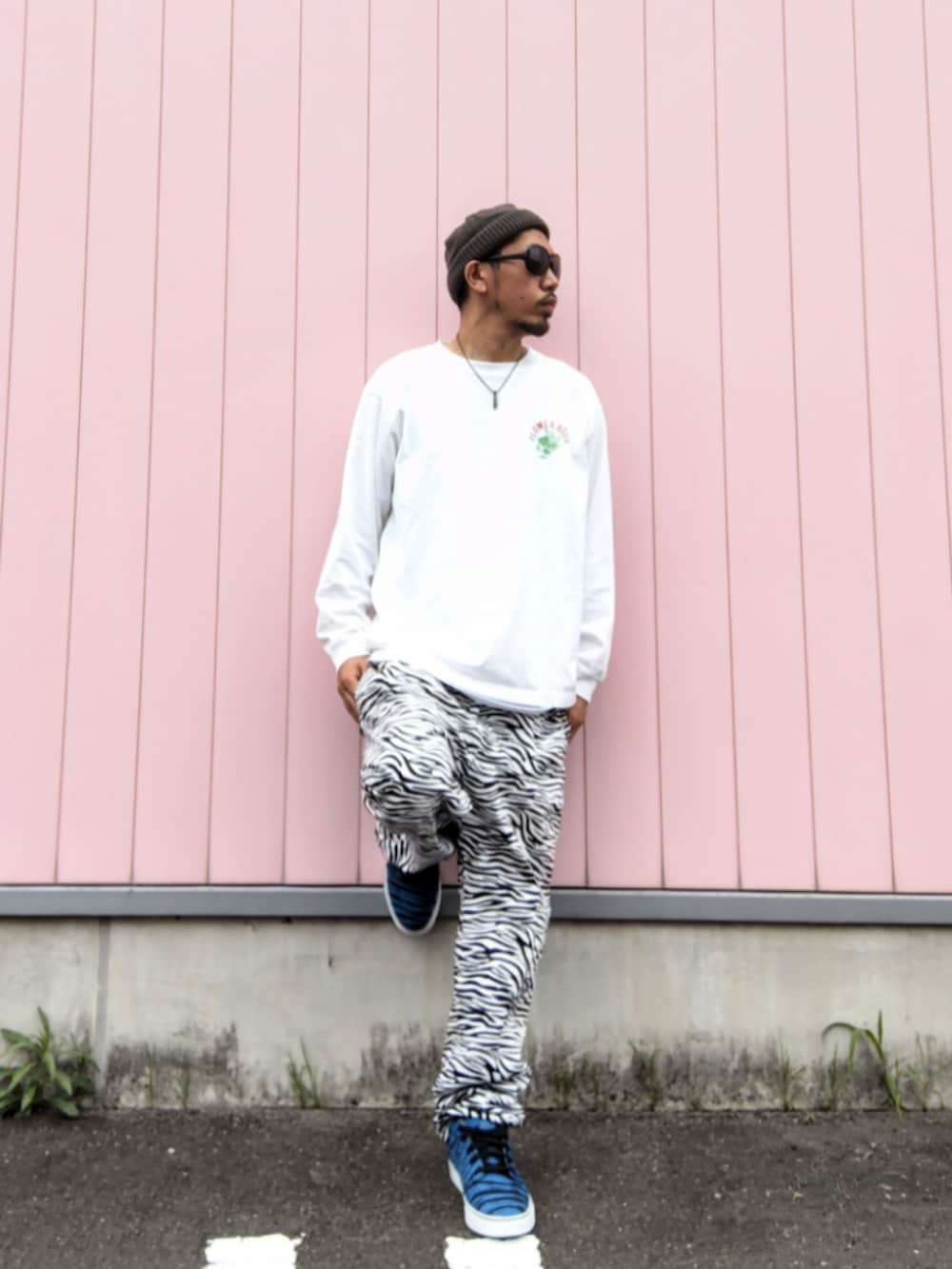 ホワイト系のTシャツ/カットソー、ホワイト系のタンクトップ、ホワイト系のその他パンツを着用したメンズの夏コーディネートの2枚目の写真
