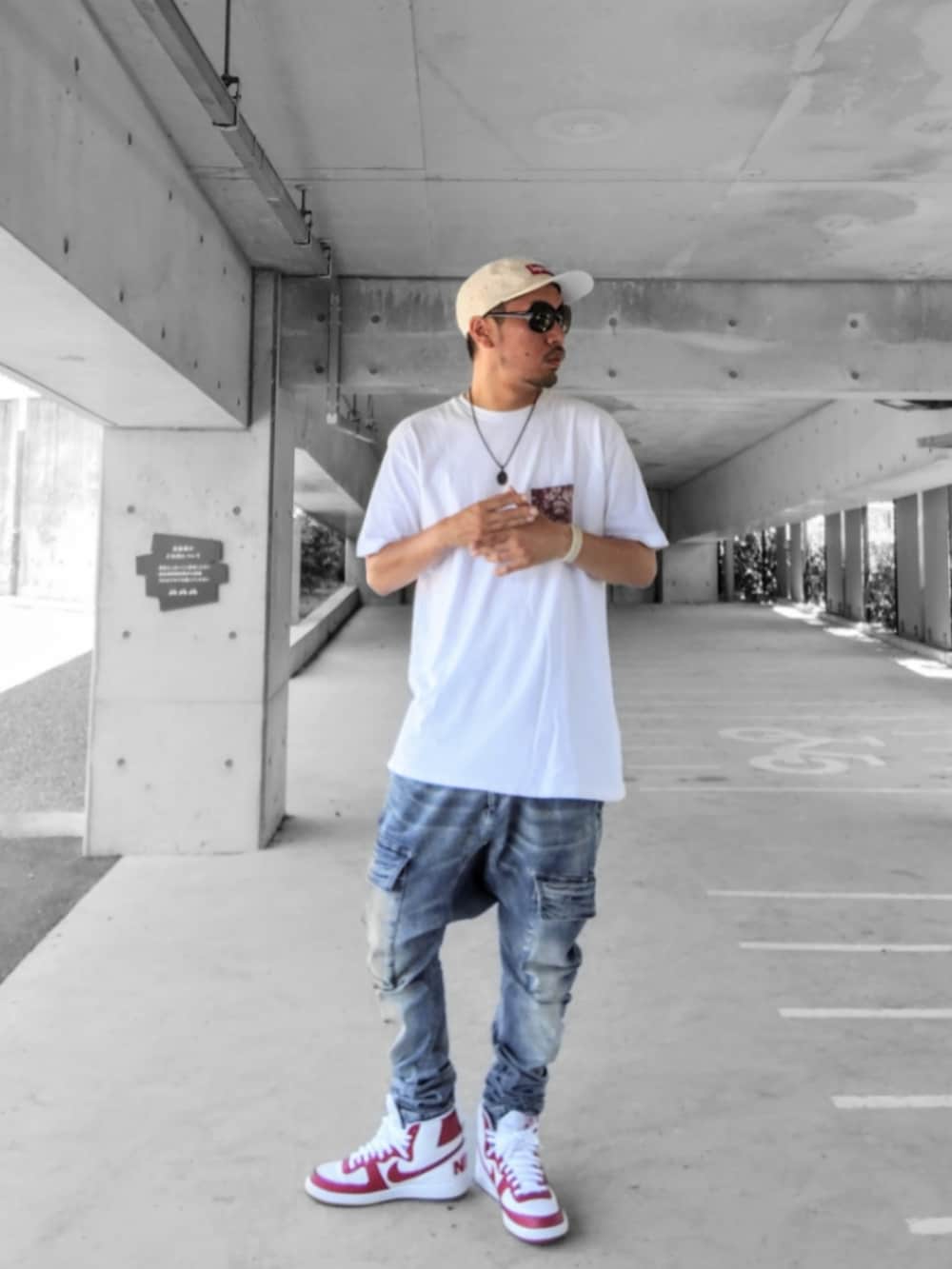 ホワイト系のTシャツ/カットソー、ブルー系のデニムパンツ、ホワイト系のスニーカーを着用したメンズの夏コーディネートの2枚目の写真