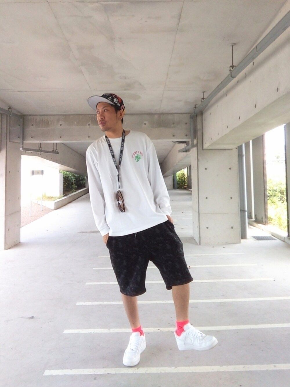 ホワイト系のTシャツ/カットソー、ホワイト系のスニーカー、ブラック系のパンツを着用したメンズの夏コーディネートの2枚目の写真