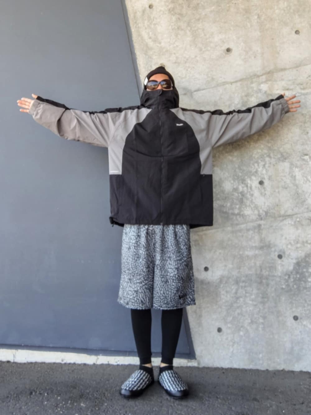 ブラック系のブルゾン、グレー系のパンツ、ブラック系のその他シューズを着用したメンズの春コーディネートの2枚目の写真