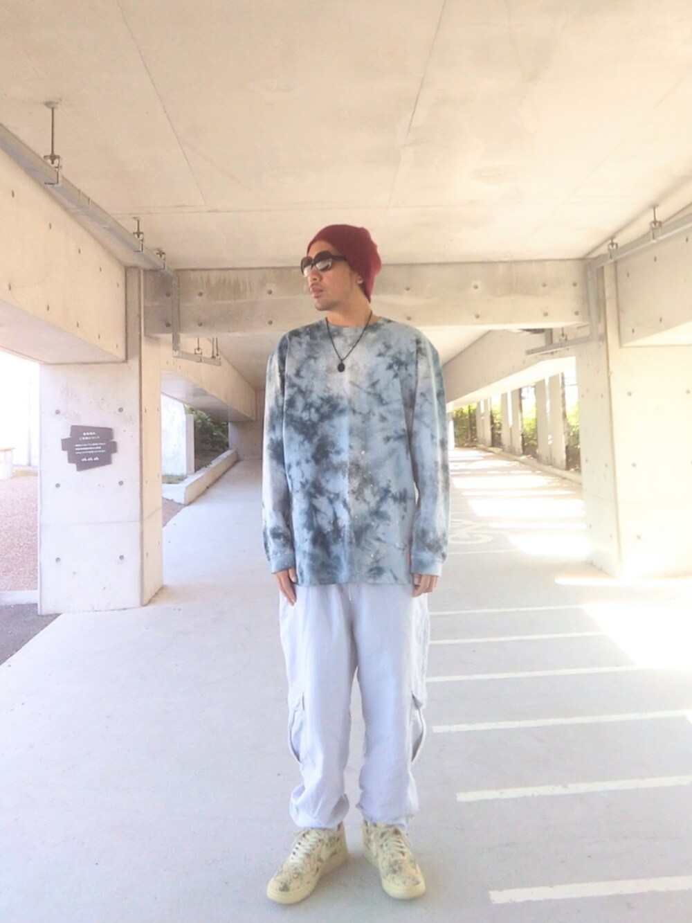 グレー系のTシャツ/カットソー、ホワイト系のカーゴパンツ、ベージュ系のスニーカーを着用したメンズの秋コーディネートの3枚目の写真