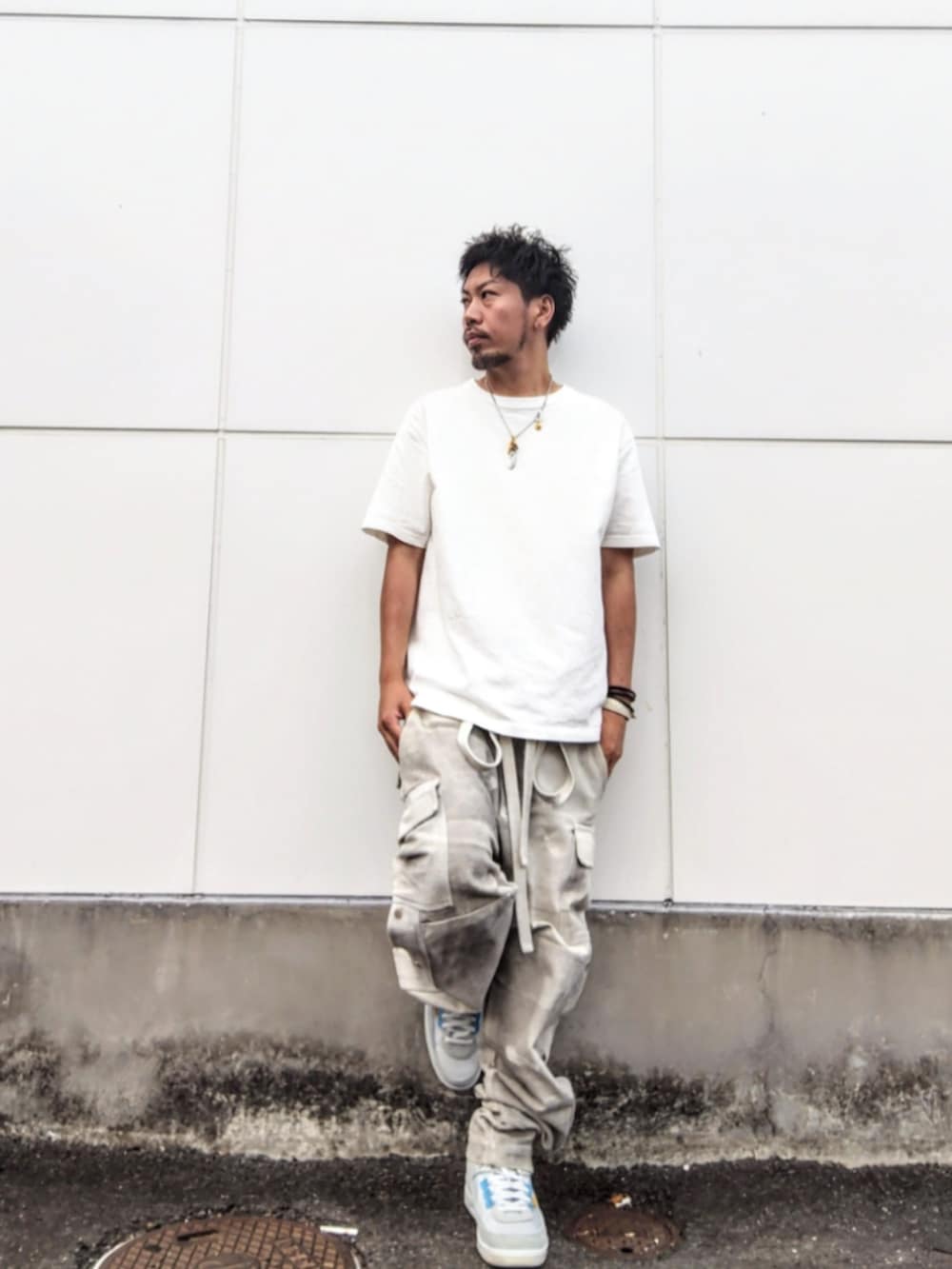 ホワイト系のTシャツ/カットソー、ホワイト系のその他パンツ、グレー系のスニーカーを着用したメンズの夏コーディネートの2枚目の写真