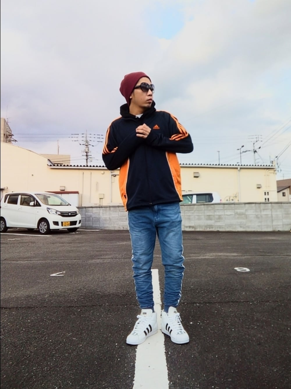 ブルー系のジャージ、ホワイト系のスニーカー、ブルー系のパンツを着用したメンズの冬コーディネートの2枚目の写真