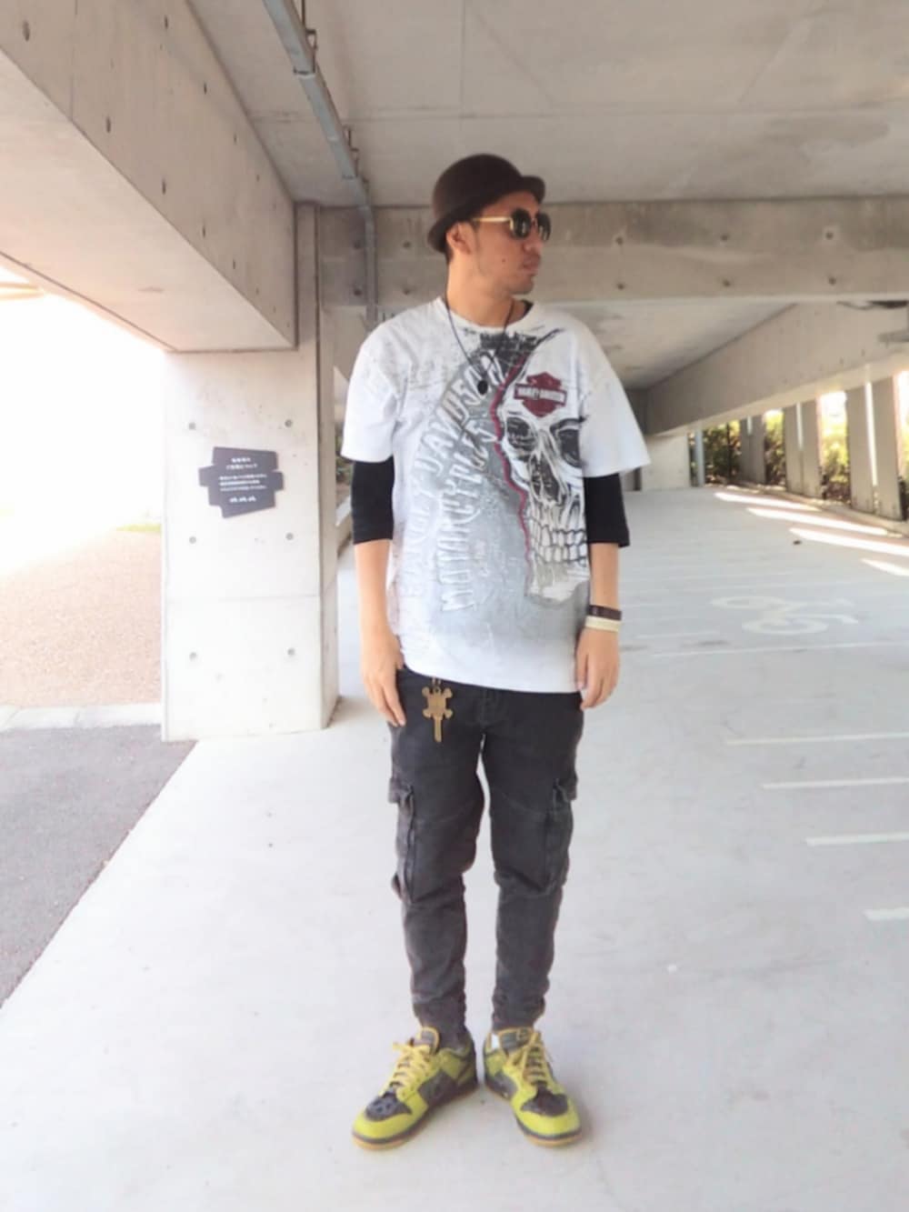 ホワイト系のTシャツ/カットソー、ブラック系のデニムパンツ、その他のスニーカーを着用したメンズの春コーディネートの2枚目の写真
