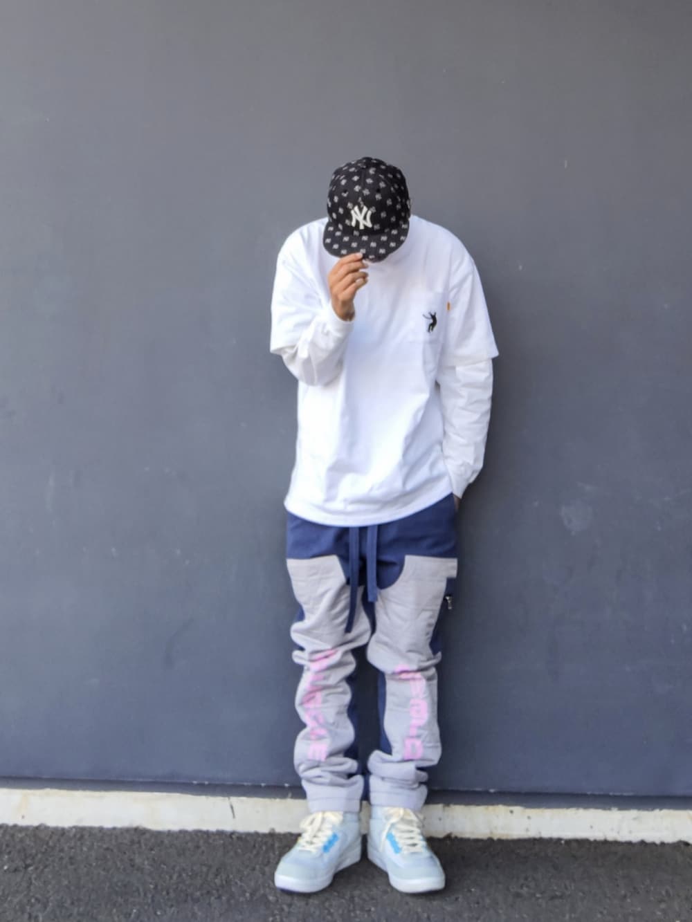 ホワイト系のTシャツ/カットソー、ホワイト系のTシャツ/カットソー、ブルー系のカーゴパンツを着用したメンズの春コーディネートの2枚目の写真