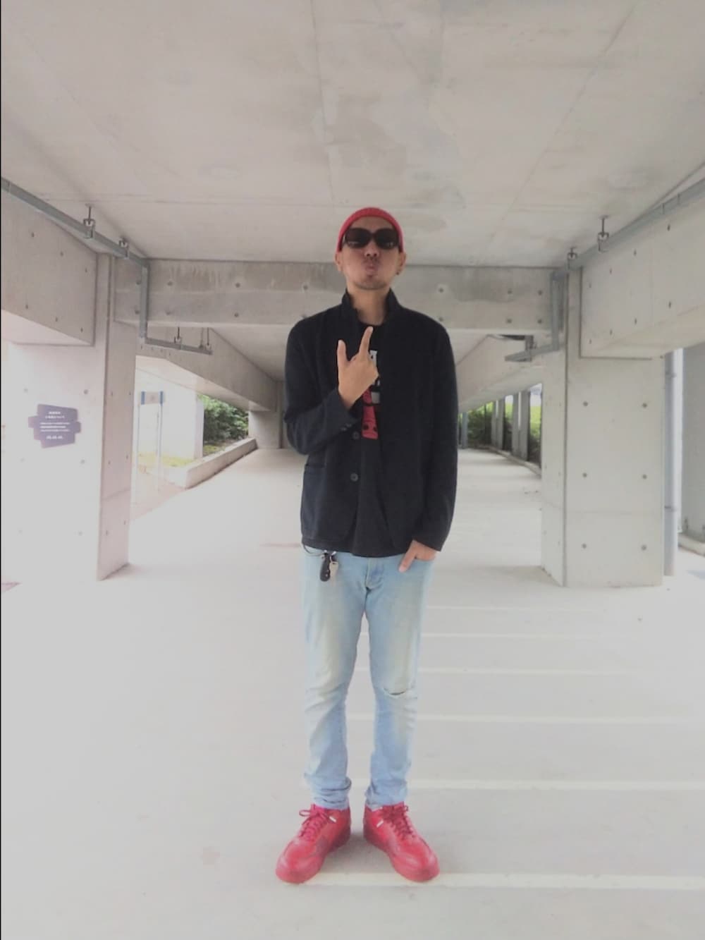 ブラック系のジャケット/アウター、ブラック系のTシャツ/カットソー、ブルー系のデニムパンツを着用したメンズの秋コーディネートの3枚目の写真