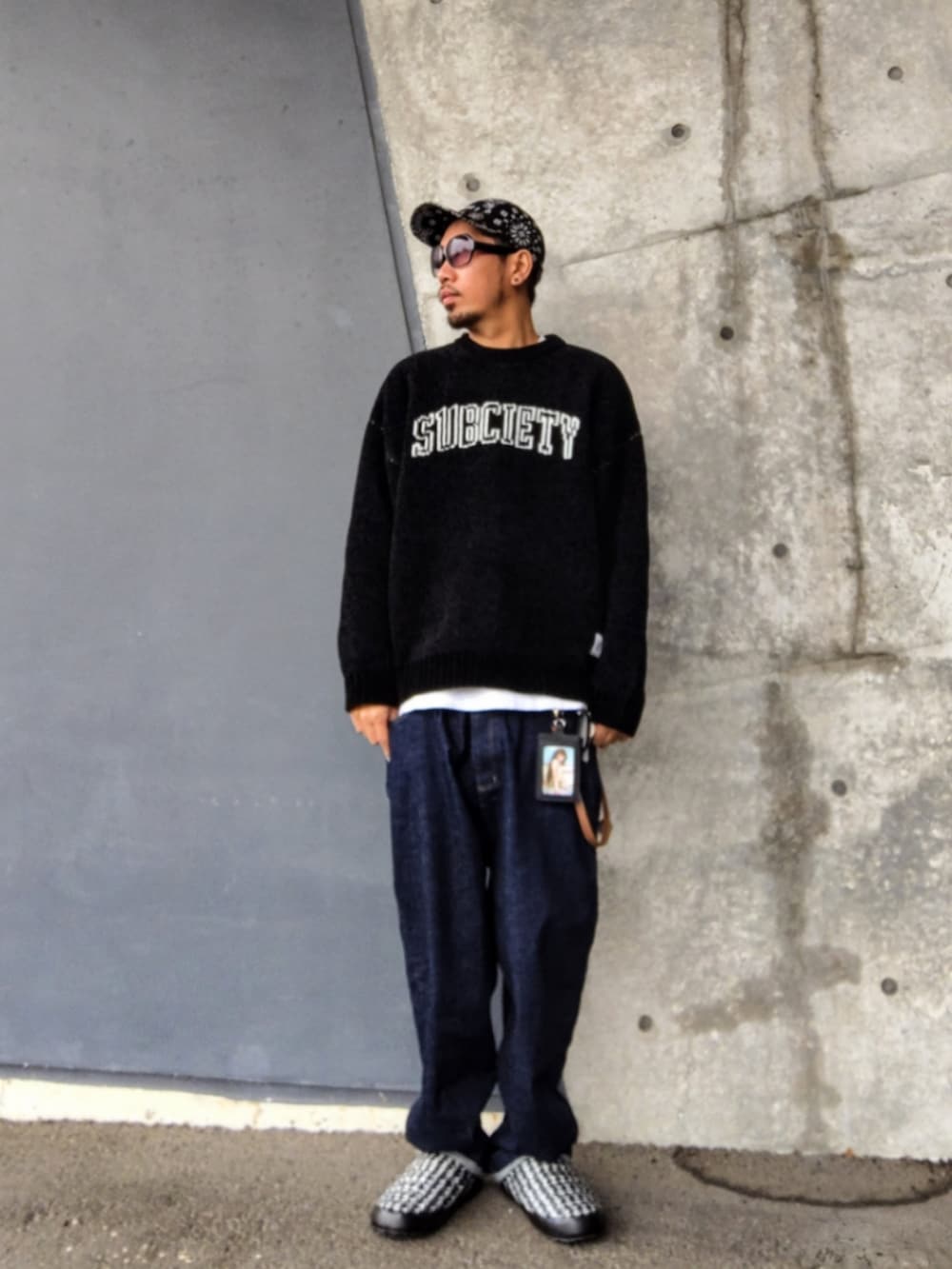 ブラック系のニット/セーター、ブルー系のデニムパンツ、ブラック系のその他シューズを着用したメンズの冬コーディネートの2枚目の写真