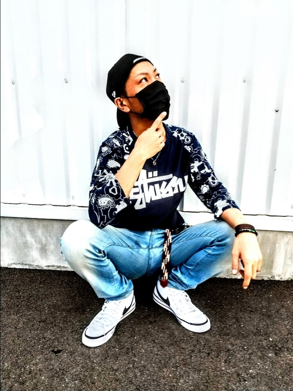 ブルー系のその他トップス、ブルー系のデニムパンツ、ホワイト系のスニーカーを着用したメンズの夏コーディネートの3枚目の写真