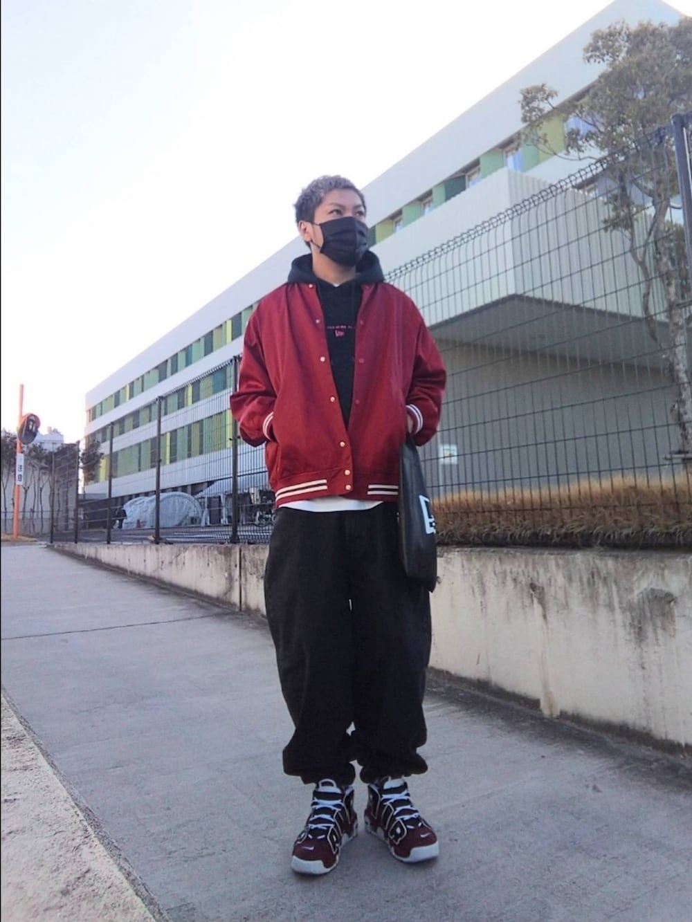 「冬を彩る色いろコーデ、GU、ニューエラ、パーカー、垂金工房、ビューティフルピープル、NIKE、モアテン、エアモアアップテンポ、赤×黒、トートバッグ、レイヤードスタイル、ストリート、マスク、お出かけコーデ」|「NIKEのNIKE ナイキ AIR MORE UPTEMPO エアモア アップテンポ '96 M921948 600V RED/WHT(スニーカー、レッド系)」を使った、hasshi(ハッシー)さん(メンズ・172cm)の冬コーディネートの2枚目の写真