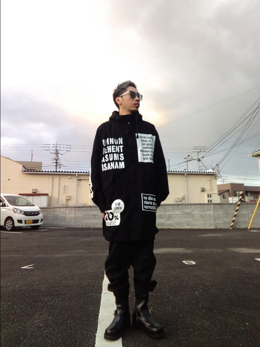 ブラック系のモッズコート、ブラック系のスウェットパンツ、ブラック系のブーツを着用したメンズの冬コーディネートの4枚目の写真