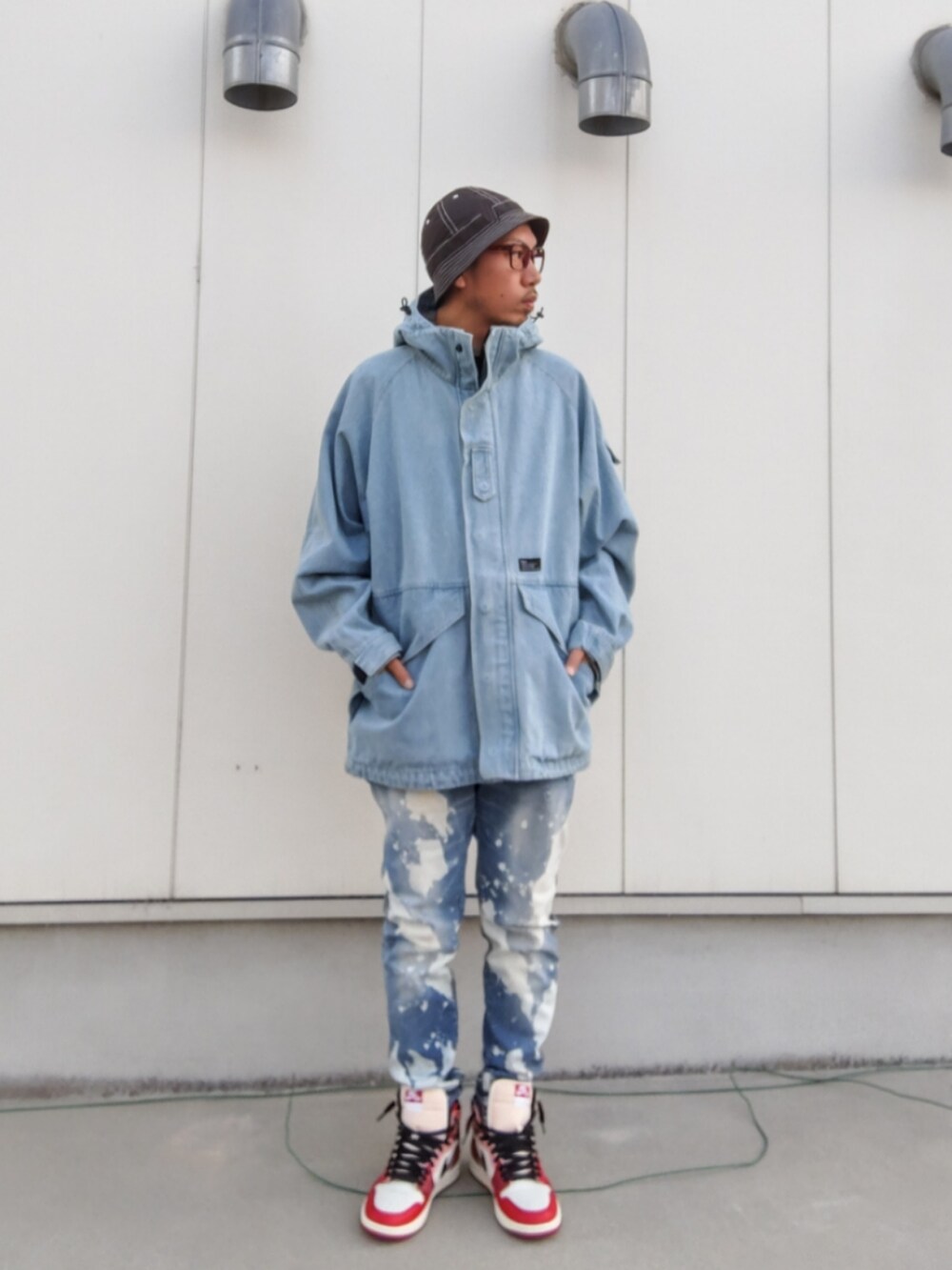 ブルー系のその他アウター、ブルー系のデニムパンツ、レッド系のスニーカーを着用したメンズの秋コーディネートの3枚目の写真