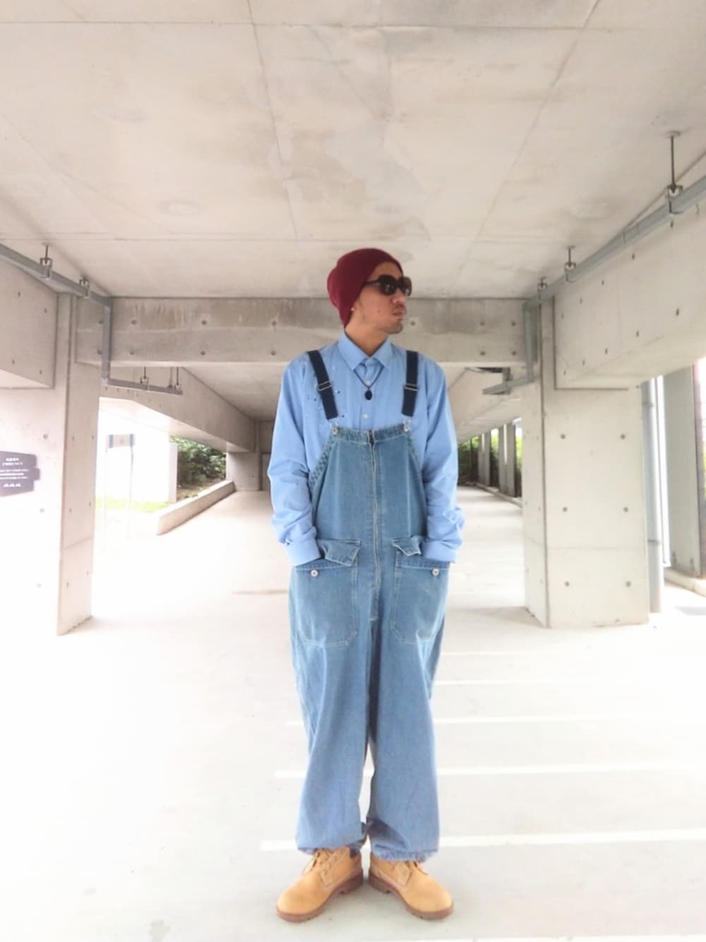 ブルー系のシャツ/ブラウス、ブルー系のサロペット/オーバーオール、イエロー系のブーツを着用したメンズの秋コーディネートの3枚目の写真