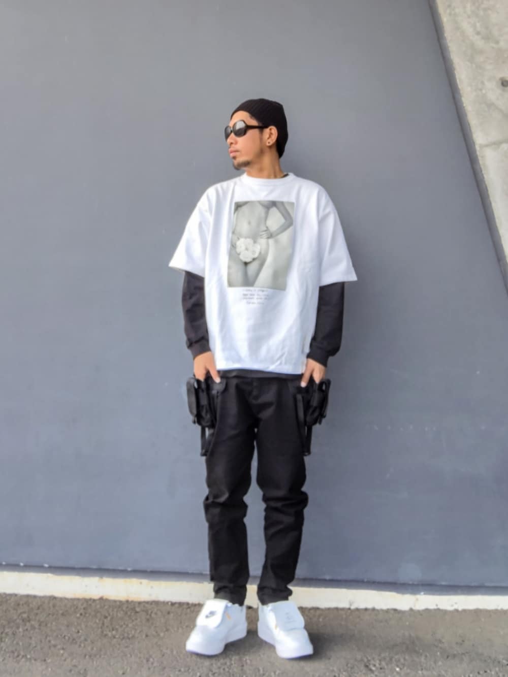 ホワイト系のTシャツ/カットソー、ブラック系のTシャツ/カットソー、ブラック系のその他パンツを着用したメンズの春コーディネートの2枚目の写真