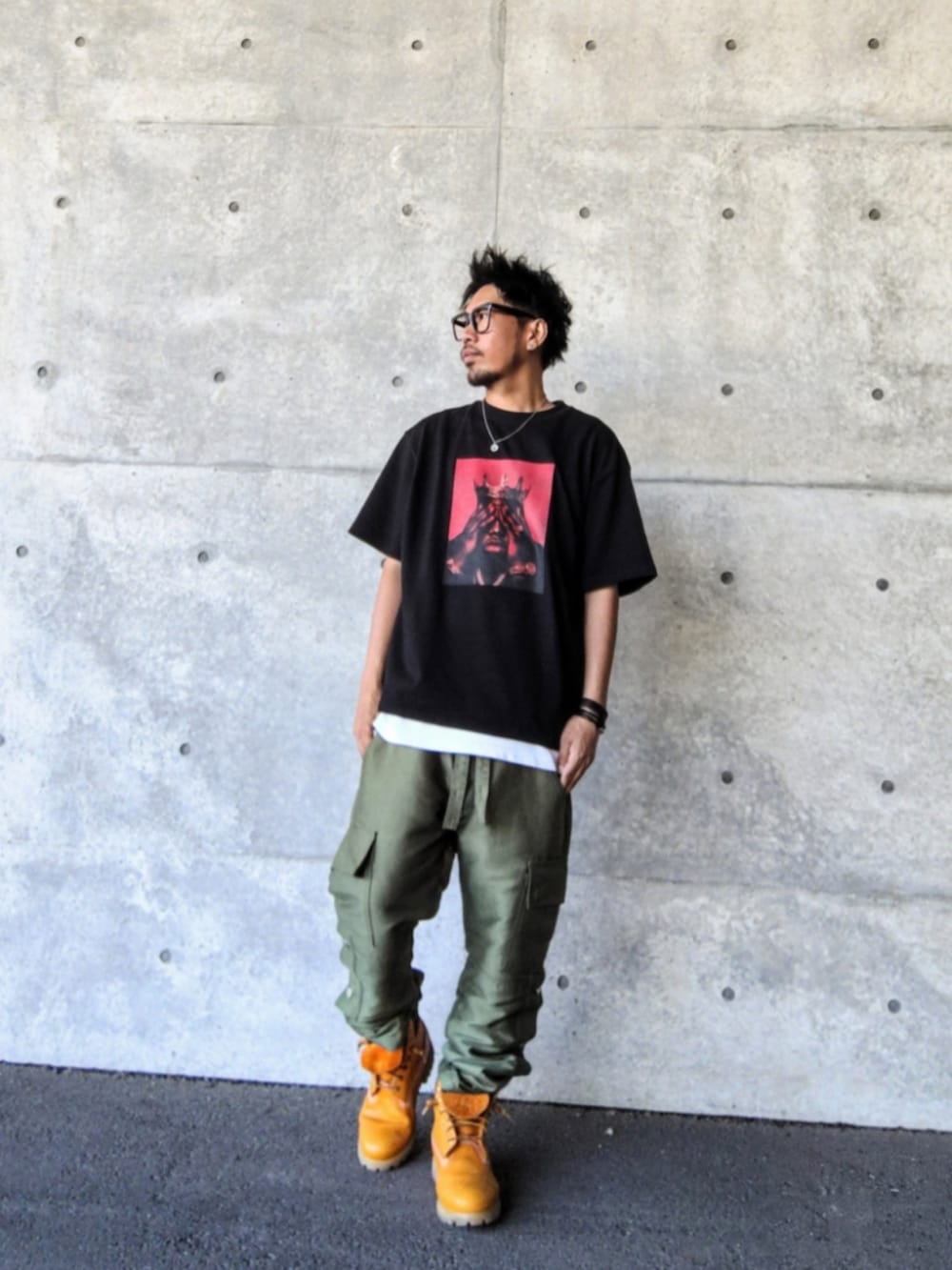 ブラック系のTシャツ/カットソー、ホワイト系のタンクトップ、グリーン系のその他パンツを着用したメンズの夏コーディネートの2枚目の写真