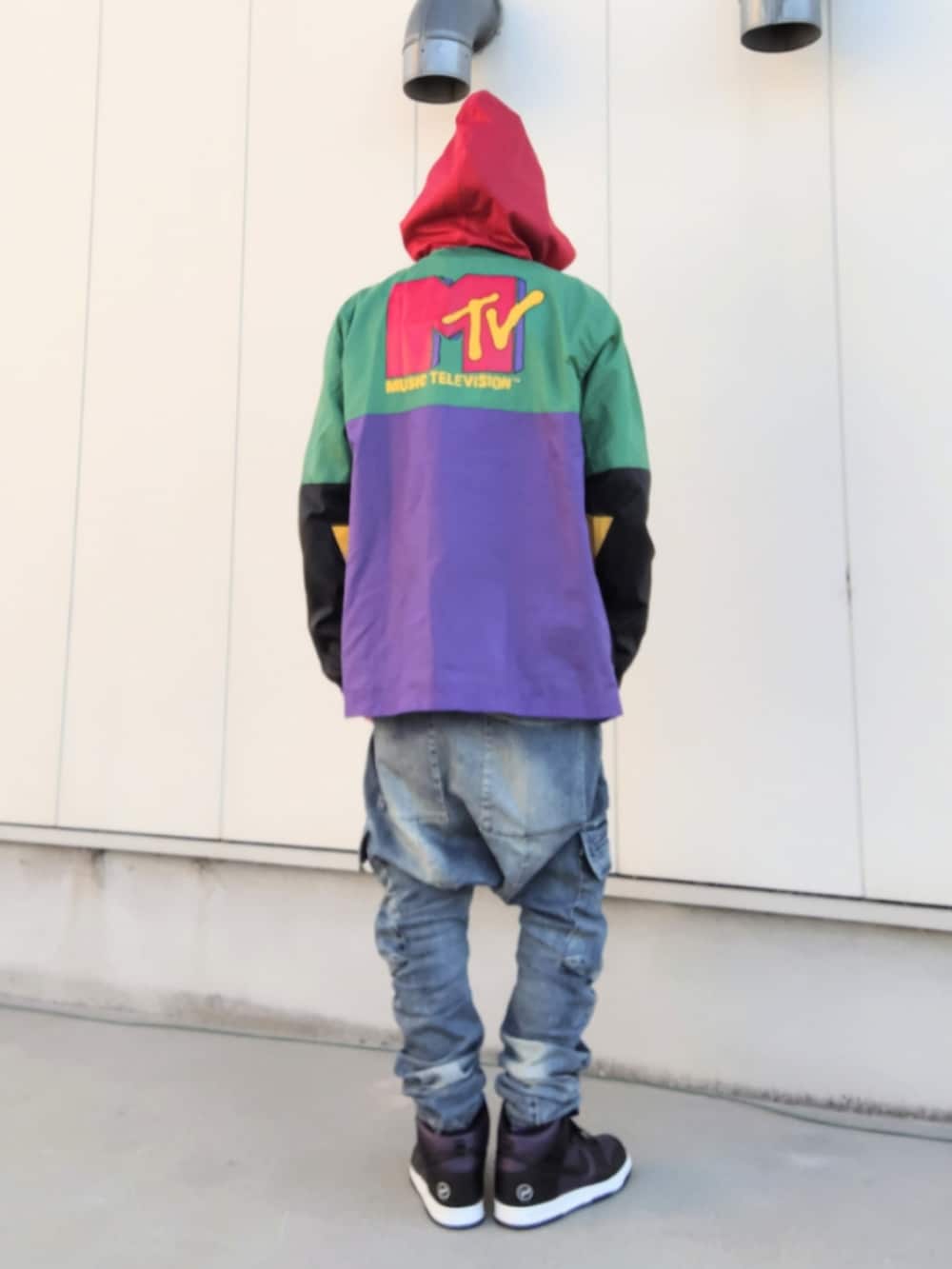 その他のナイロンジャケット、ブラック系のパーカー、ブルー系のデニムパンツを着用したメンズの冬コーディネートの3枚目の写真