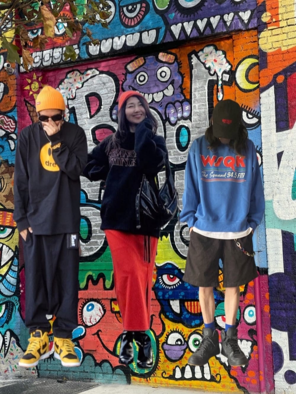 ブラック系のTシャツ/カットソー、ブラック系のその他パンツ、イエロー系のスニーカーを着用したメンズの春コーディネートの2枚目の写真