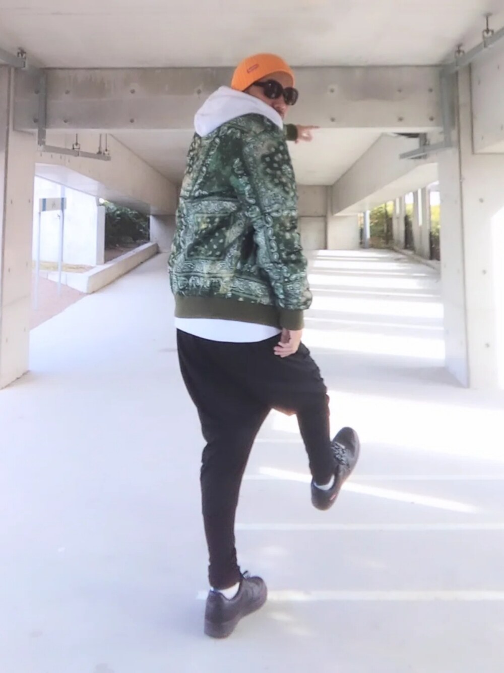 ホワイト系のパーカー、グリーン系のジャケット/アウター、イエロー系のTシャツ/カットソーを着用したメンズの冬コーディネートの2枚目の写真