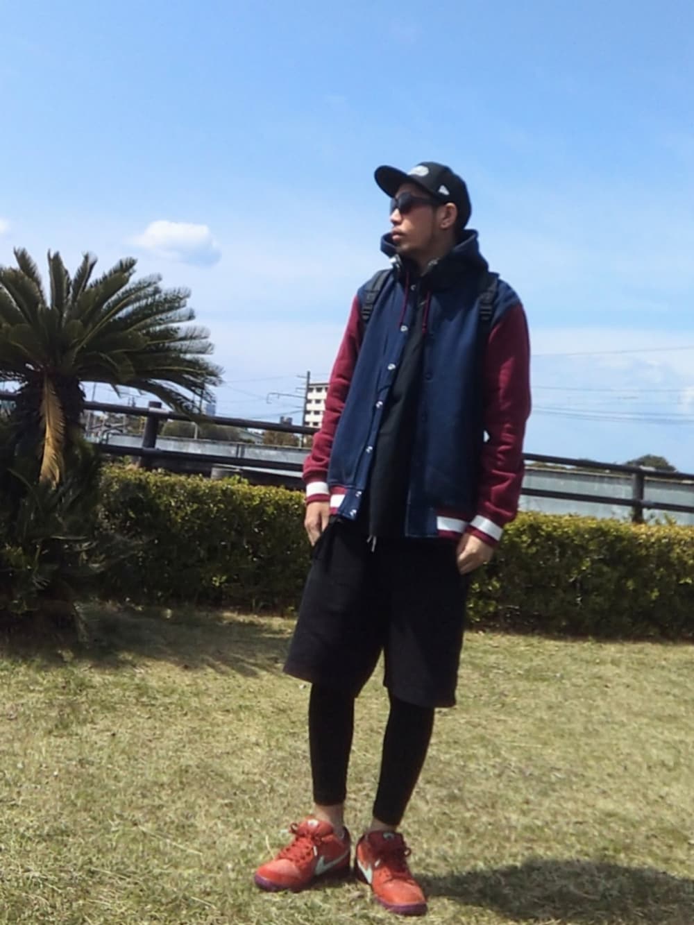 ブルー系のスタジャン、ブラック系のその他パンツ、その他のスニーカーを着用したメンズの春コーディネートの3枚目の写真