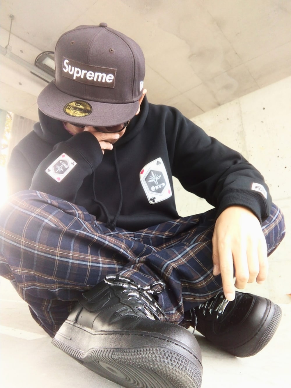 「GMTB、トランプ柄、チュニック、back number、ウィゴー(WEGO)、チェックパンツ、NIKE、supreme、エアフォースワン、NEW ERA、ストリート」｜「Supreme のSupreme No Comp Box Logo New Era "Brown"（キャップ、ブラウン系）」を使った、hasshi(ハッシー)さん（メンズ・172cm）の冬コーディネートの3枚目の写真