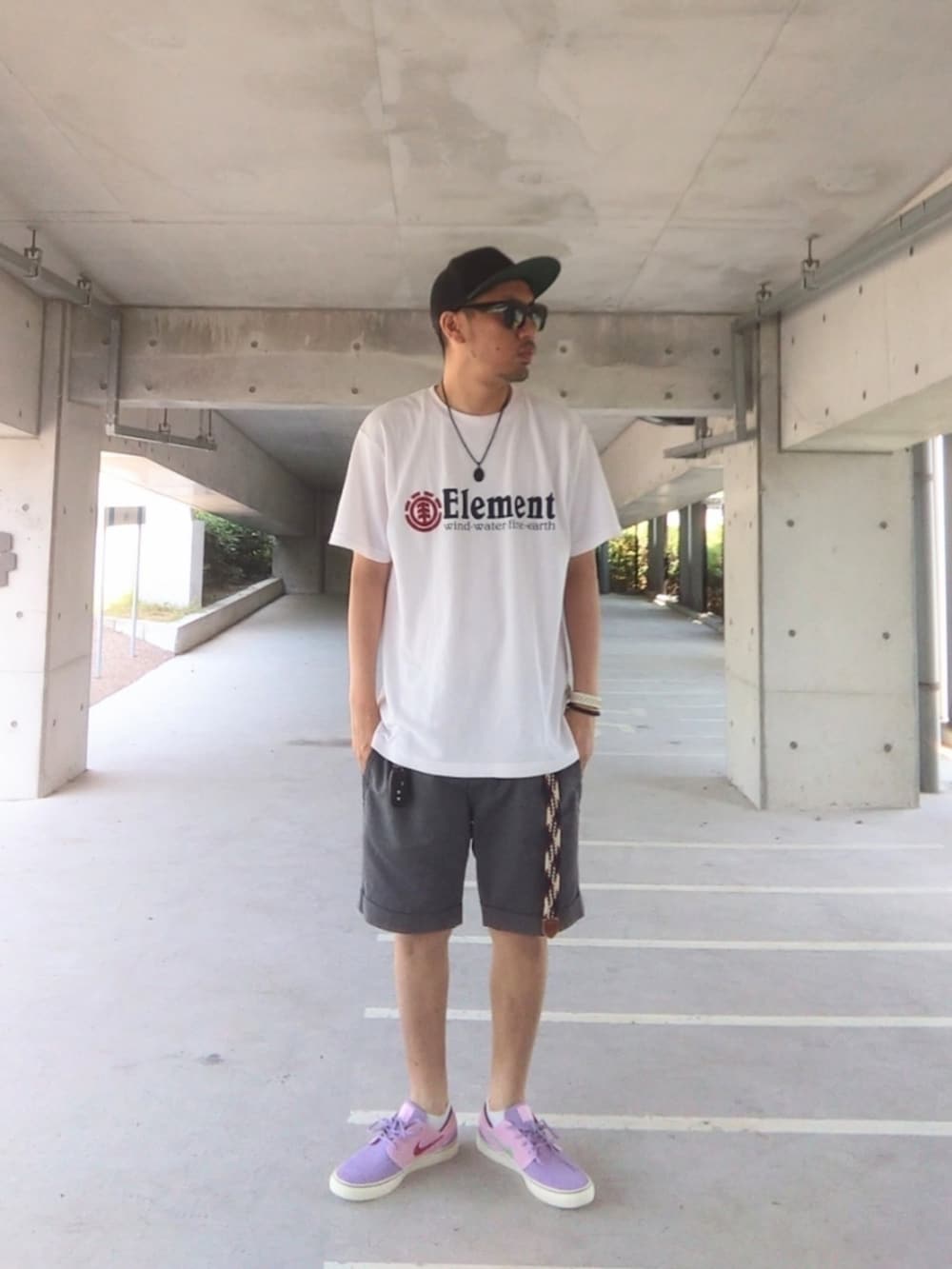 パープル系のスニーカー、グレー系のその他パンツ、ピンク系のTシャツ/カットソーを着用したメンズの夏コーディネートの2枚目の写真